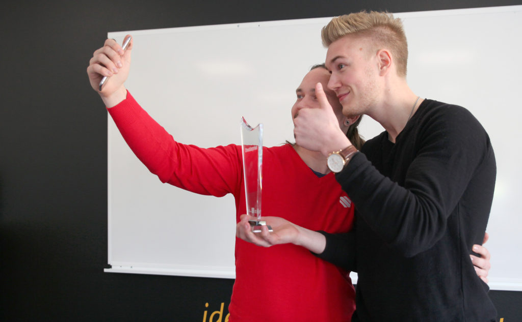 Glada vinnare av Stora Utvecklarpriset: Kevin Sjöberg och Alexander Ross från Standout.